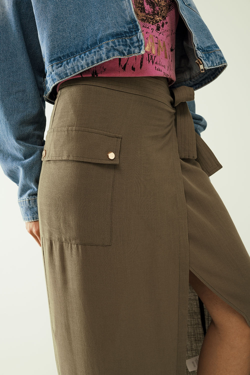 Kaki halflange rok met één zak en een kanten detail