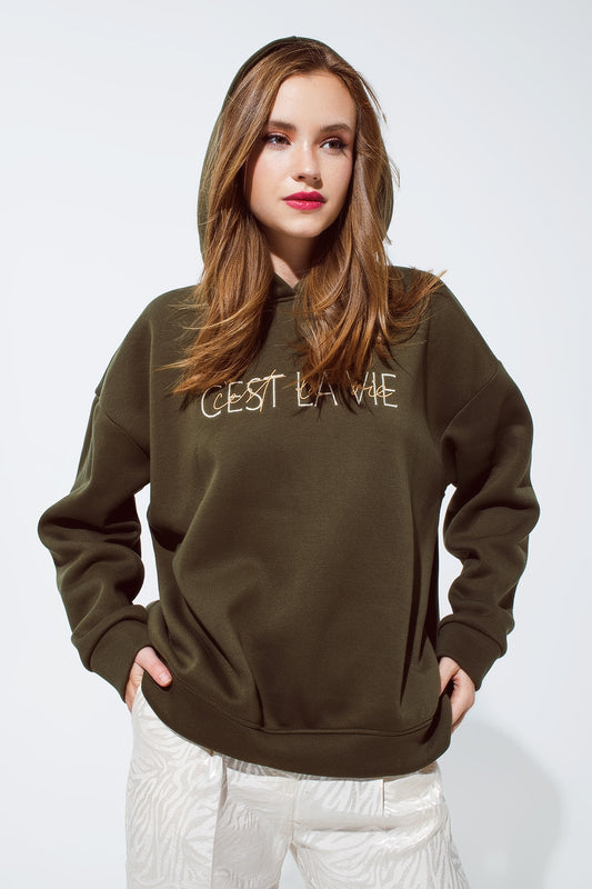 Q2 Khaki kleur hoodie met geborduurde Cest La Vie tekst