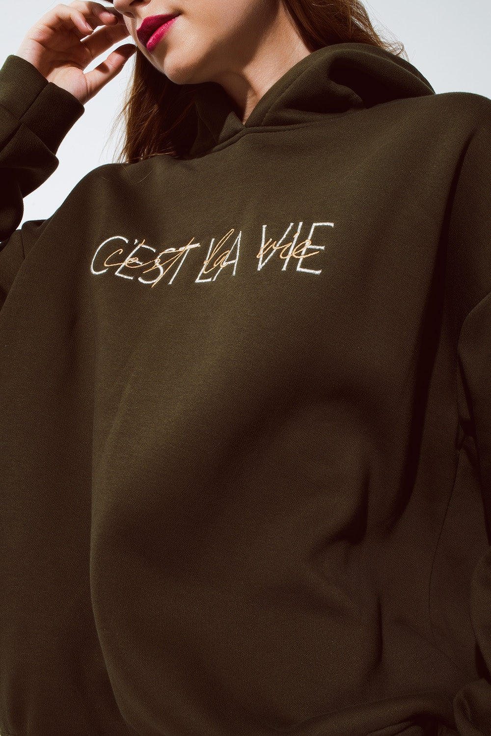 Khaki kleur hoodie met geborduurde Cest La Vie tekst