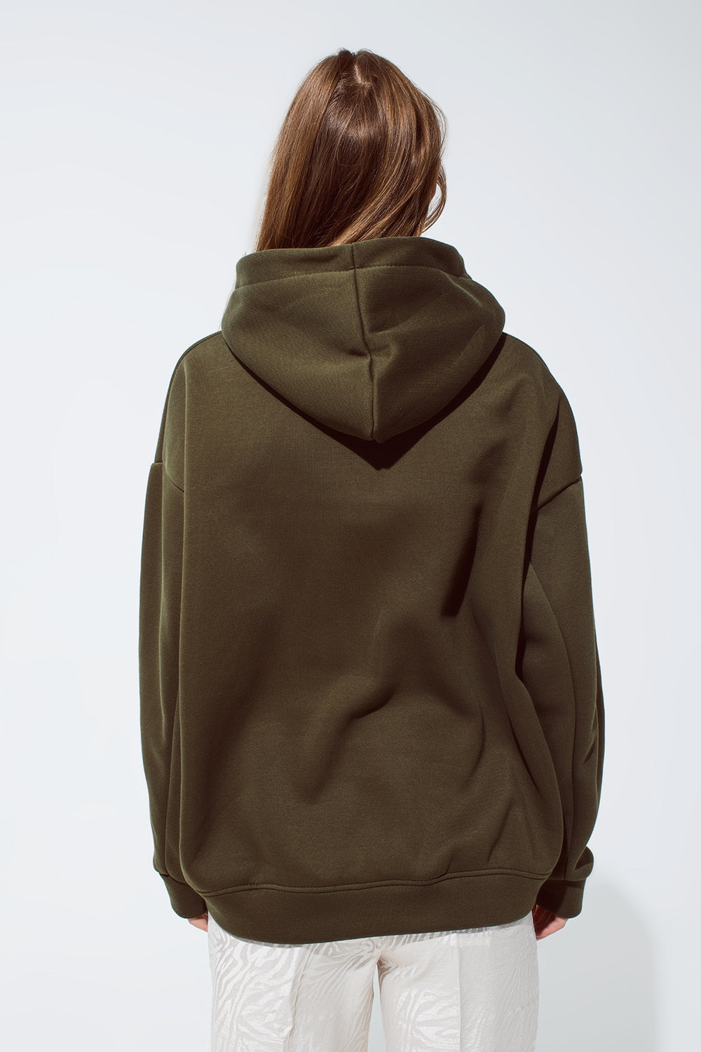 Khaki kleur hoodie met geborduurde Cest La Vie tekst