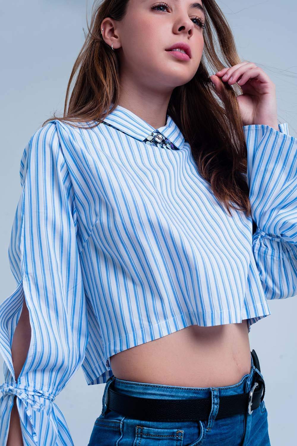 Short white blouse with blue stripes