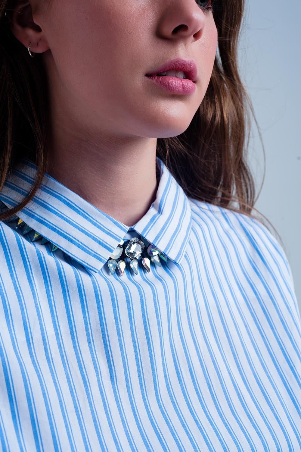 Short white blouse with blue stripes