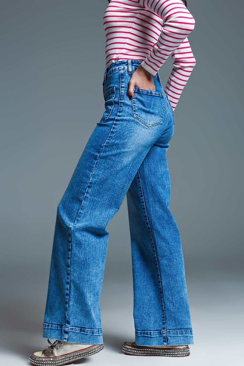 Low Waisted Jeans met wijde pijpen en Marine stijl zakken aan de voorkant in Mid Wash
