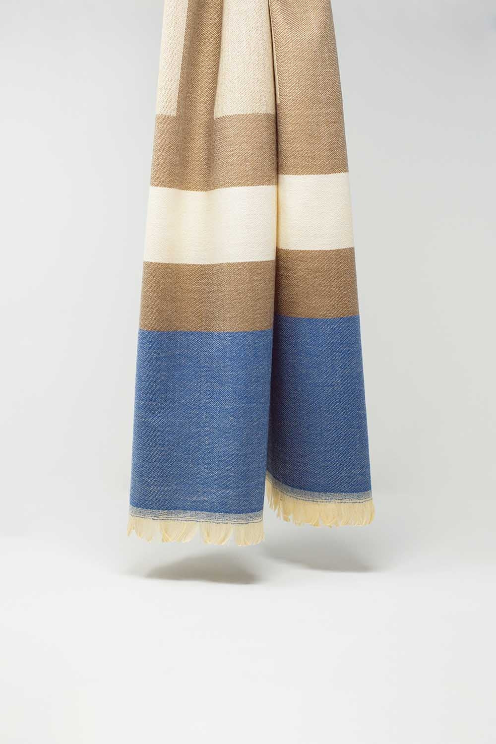 Multicolor sjaal met strepen in beige en blauw
