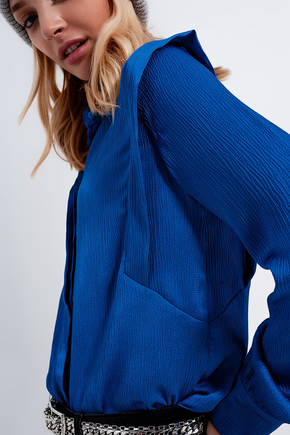 Nassaublauwe blouse met schouderdetails