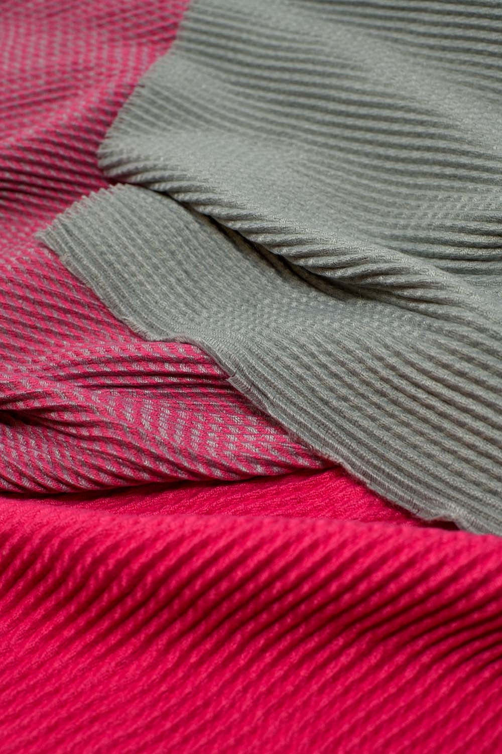 Roze sjaal met geruitte details