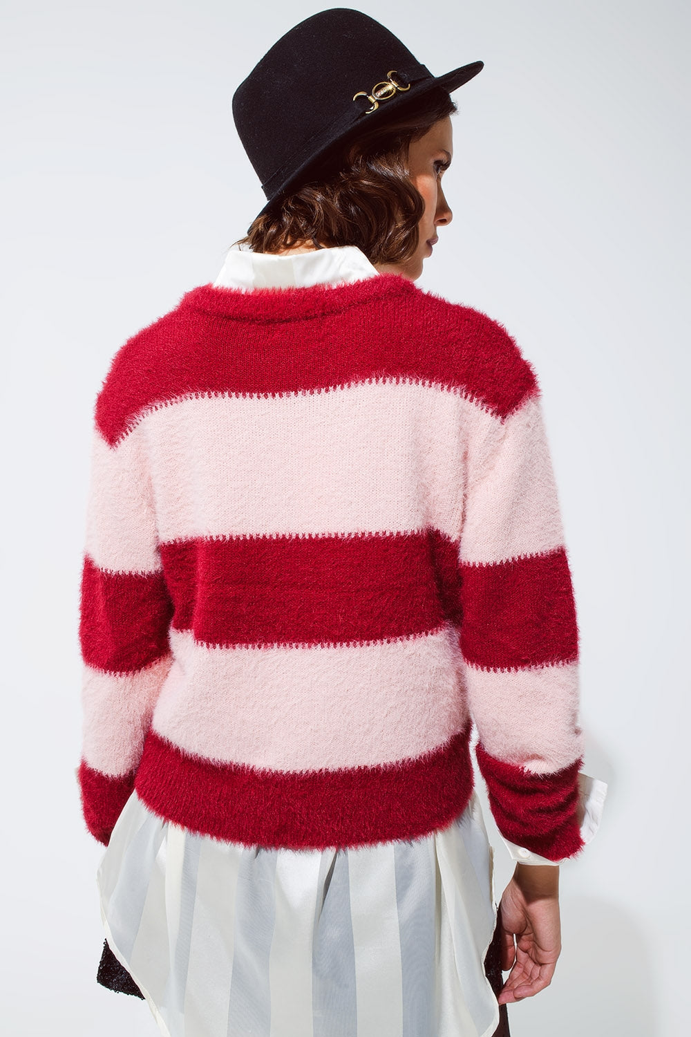 Roze trui met strepen en een ronde hals