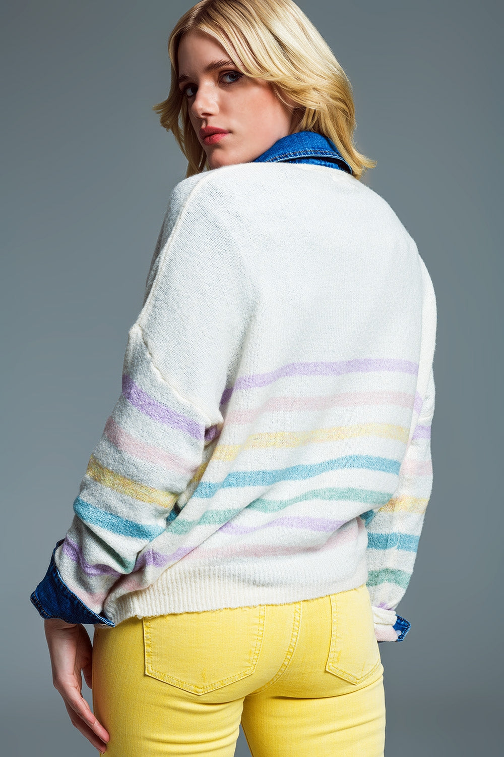 Sweater met diepe V-hals strepen in pastelkleuren en geborduurde amour