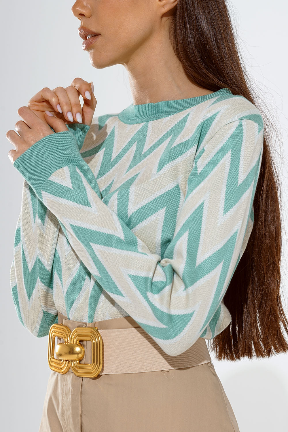 Turquoise trui met zigzagprint in beige met witte details