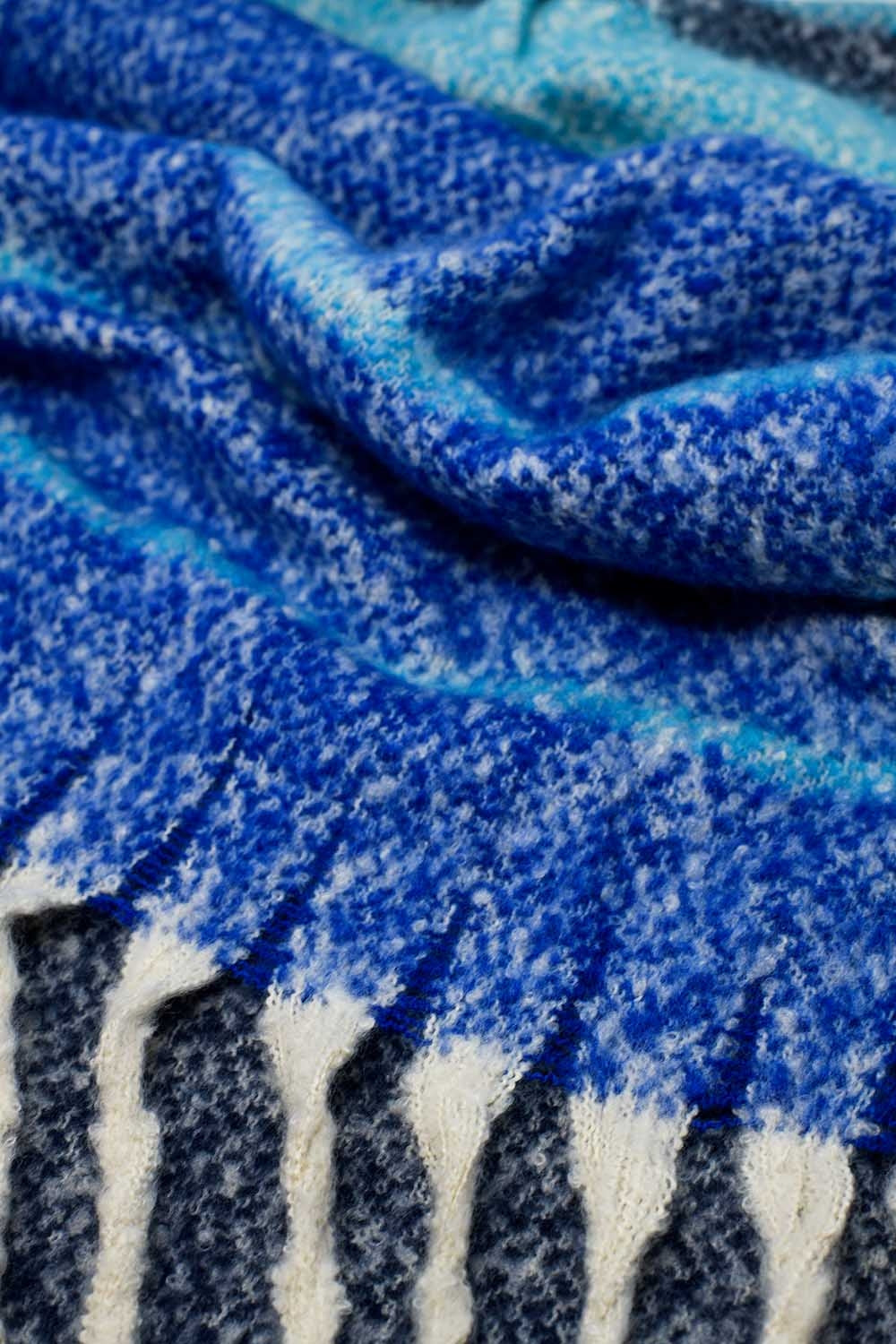 Warme sjaal met strepen in het blauw