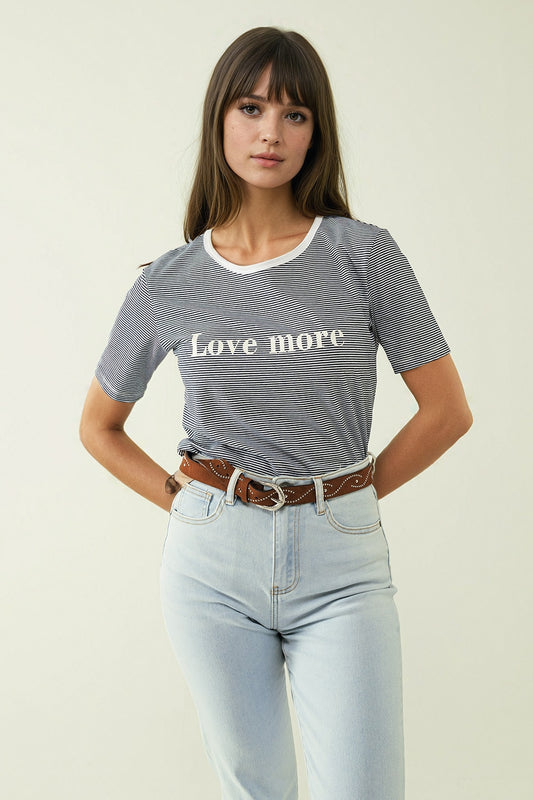 Q2 Wit T-shirt met zwarte strepen en Love More tekst